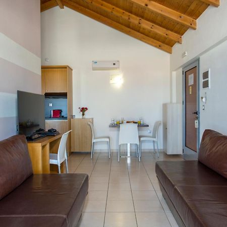 Isida Hotel Agia Marina エクステリア 写真