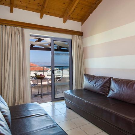 Isida Hotel Agia Marina エクステリア 写真