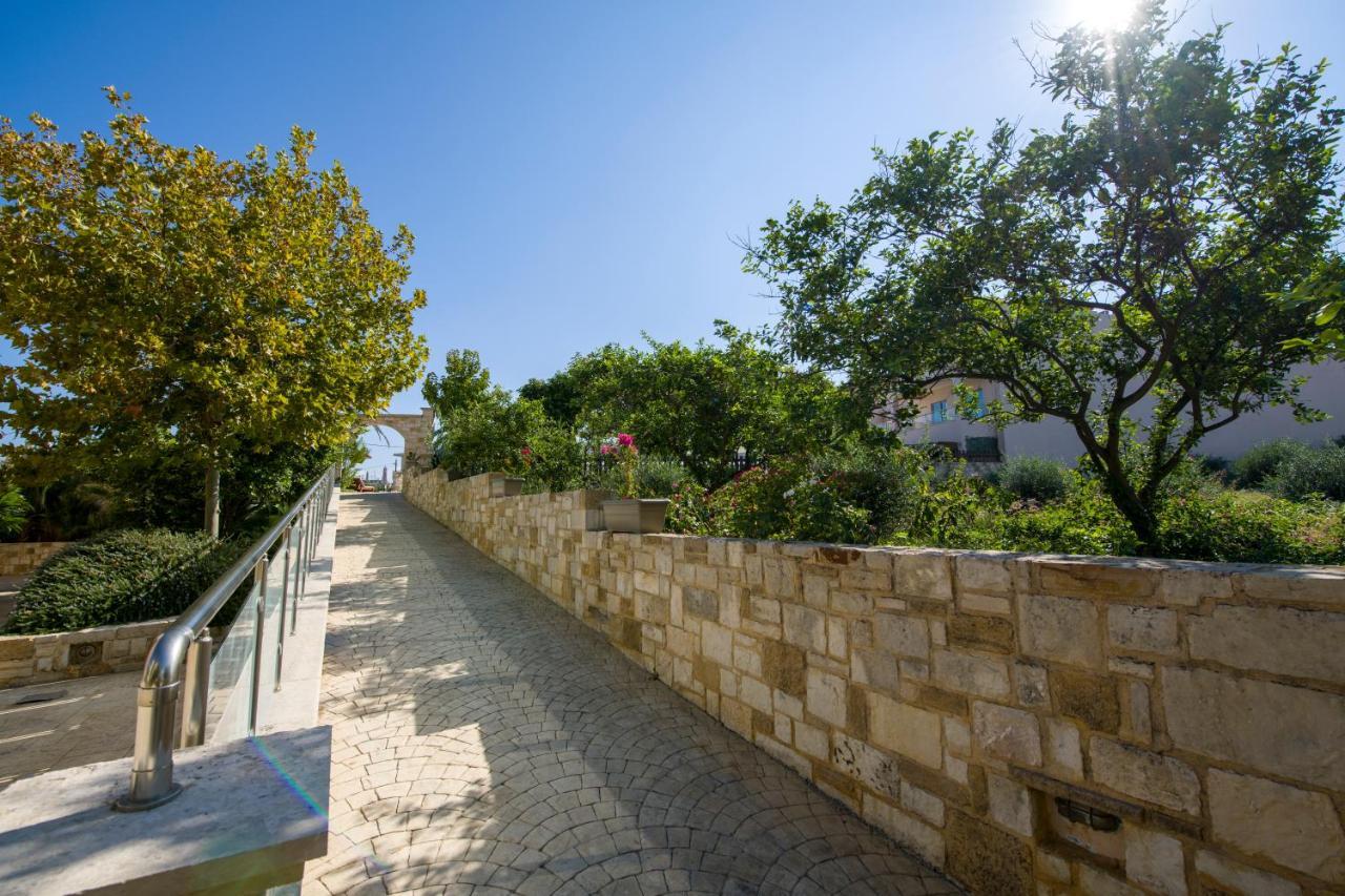 Isida Hotel Agia Marina エクステリア 写真