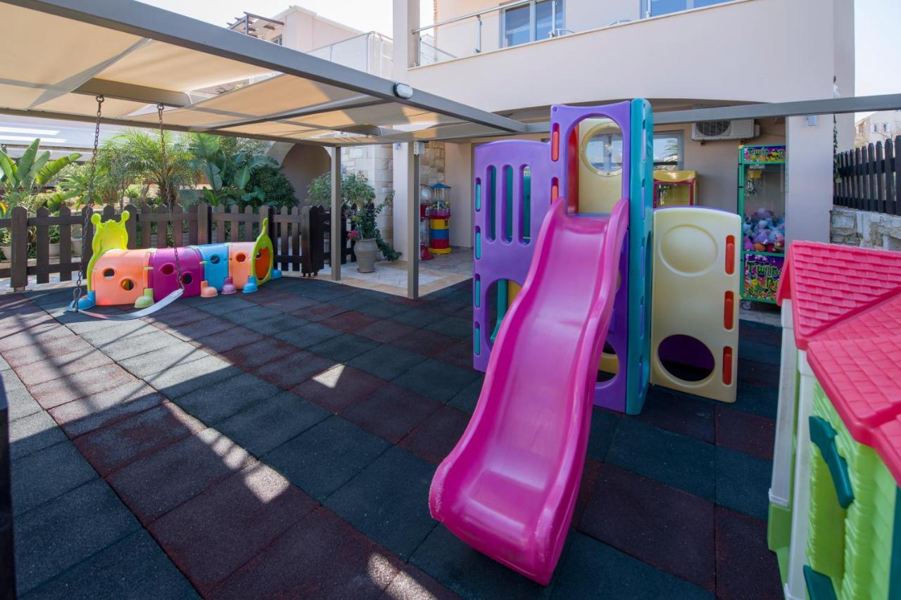 Isida Hotel Agia Marina エクステリア 写真