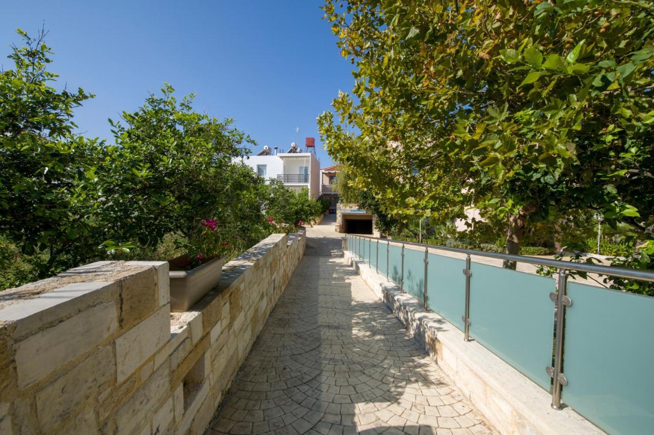 Isida Hotel Agia Marina エクステリア 写真