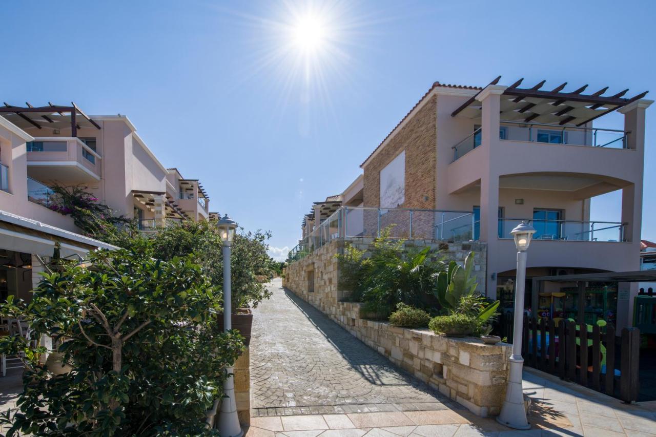 Isida Hotel Agia Marina エクステリア 写真