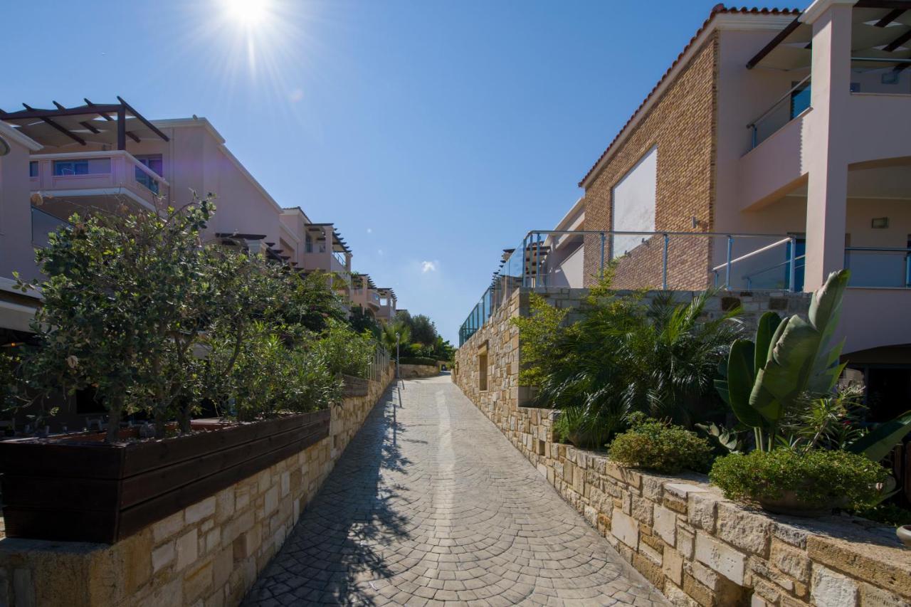 Isida Hotel Agia Marina エクステリア 写真