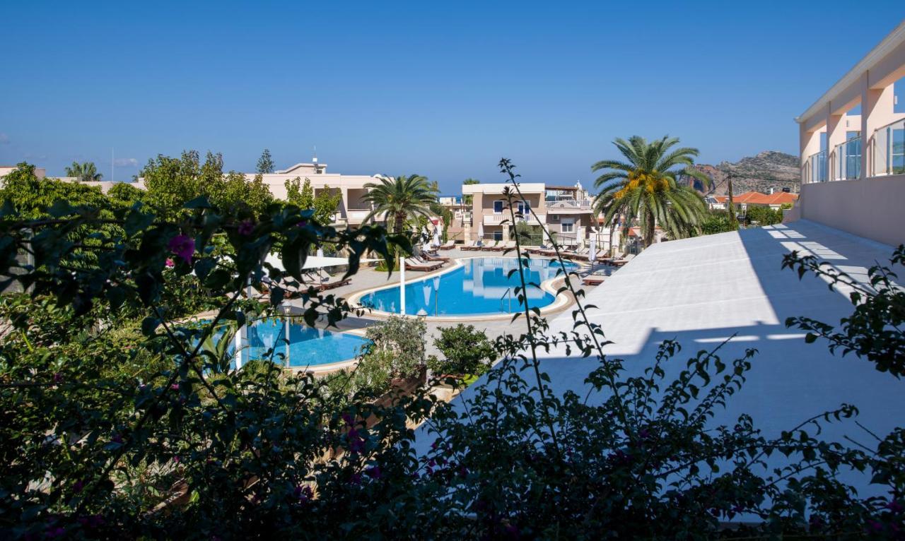 Isida Hotel Agia Marina エクステリア 写真