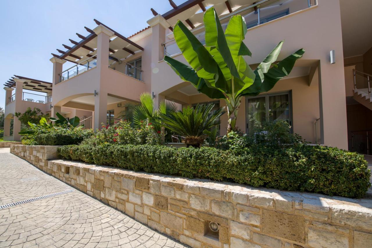 Isida Hotel Agia Marina エクステリア 写真