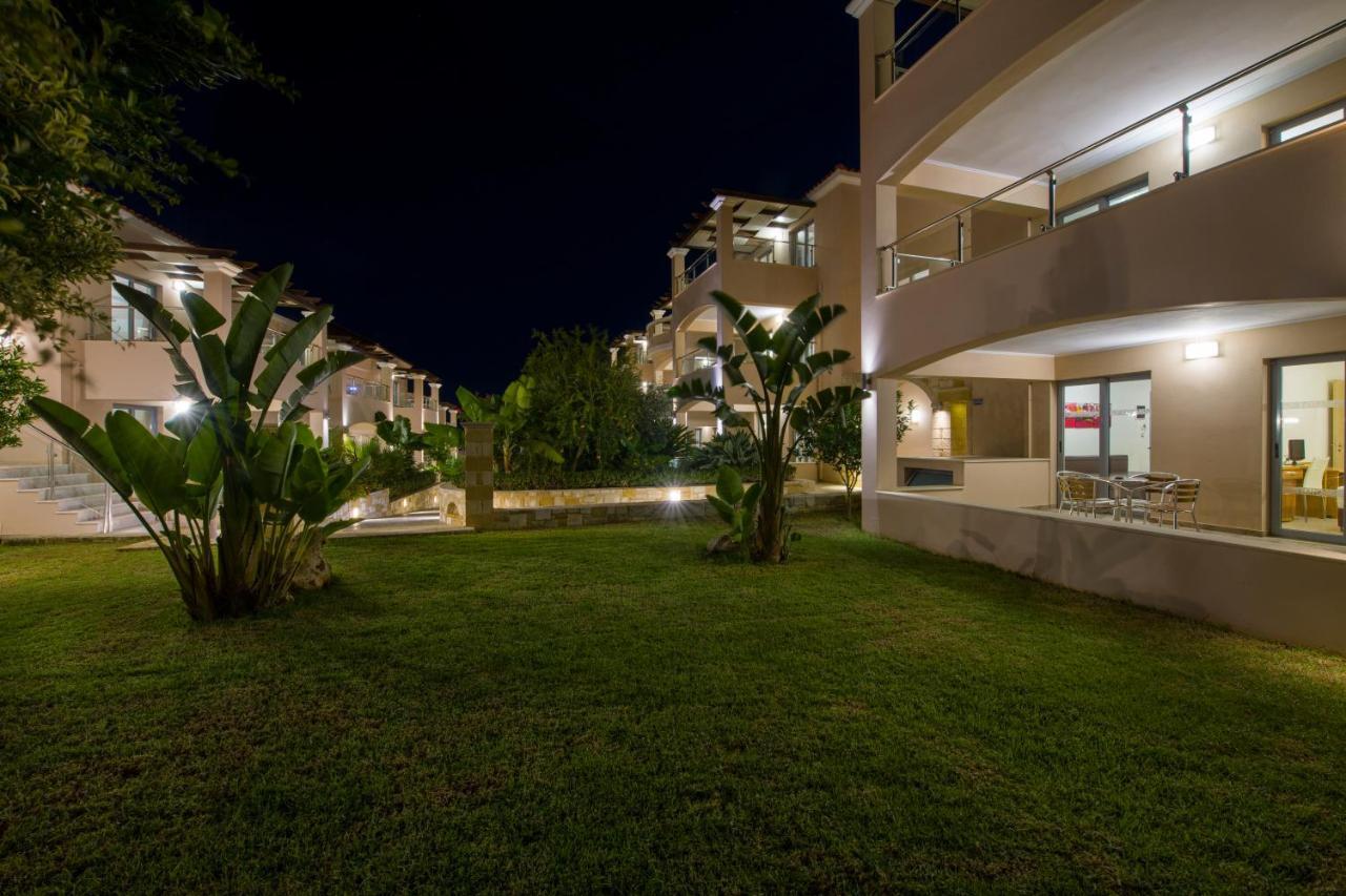 Isida Hotel Agia Marina エクステリア 写真